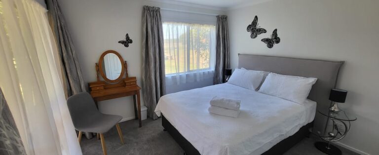 Cottage bedroom 1 with queen bed