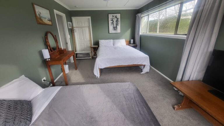 Cottage bedroom 3 with queen bed