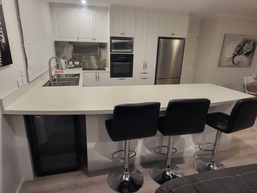 Cottage kitchen breakfast bar