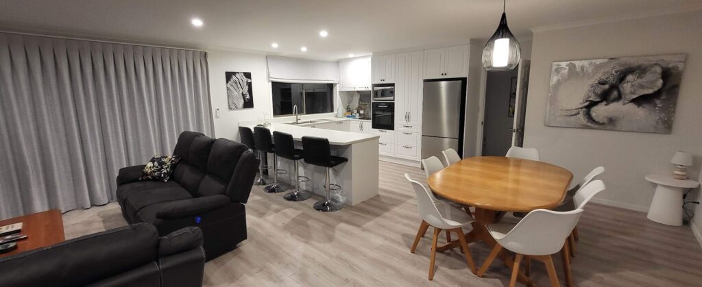 Open-plan cottage living, kitchen and dining