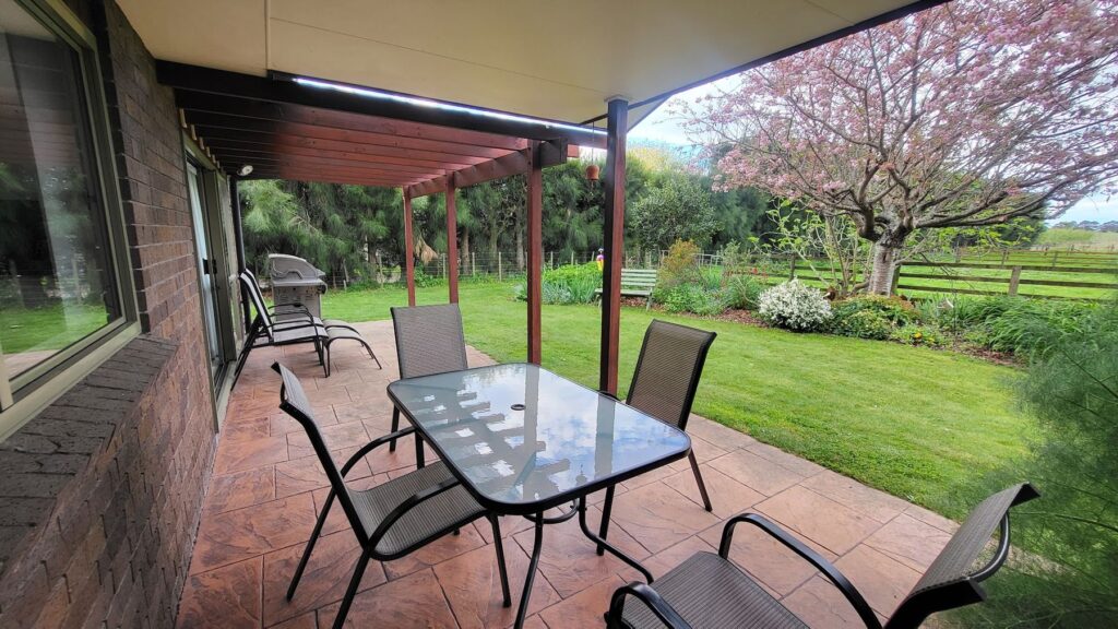 Covered patio with outdoor dining