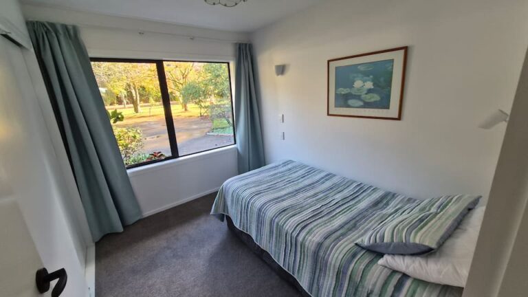 Farmhouse bedroom 4 with a single bed